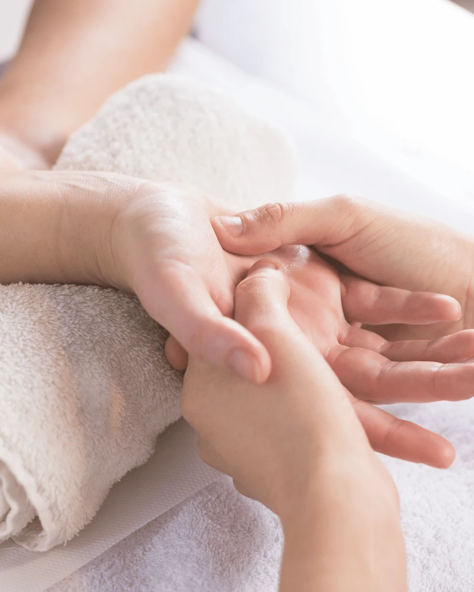 KAFUNE トランス女性（ニューハーフ・おとこの娘）セラピストによる男性特有の疲れに寄り添うハンドケア