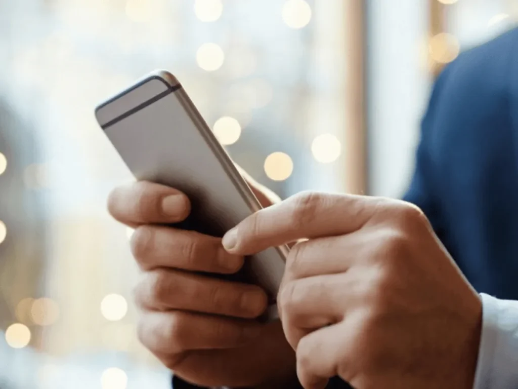 KAFUNE（カフネ）　スマホで空きスケジュールを確認する男性1